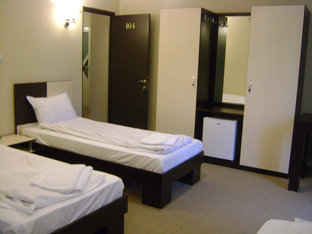 Hotel Babilon Bukarest Szoba fotó
