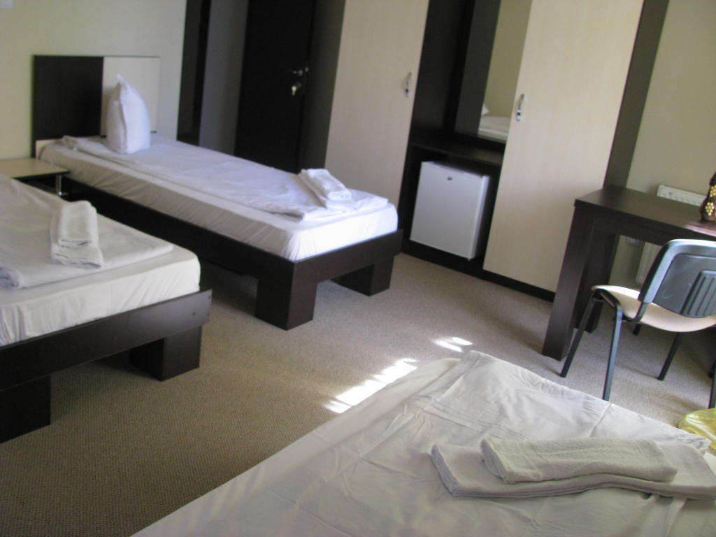 Hotel Babilon Bukarest Szoba fotó