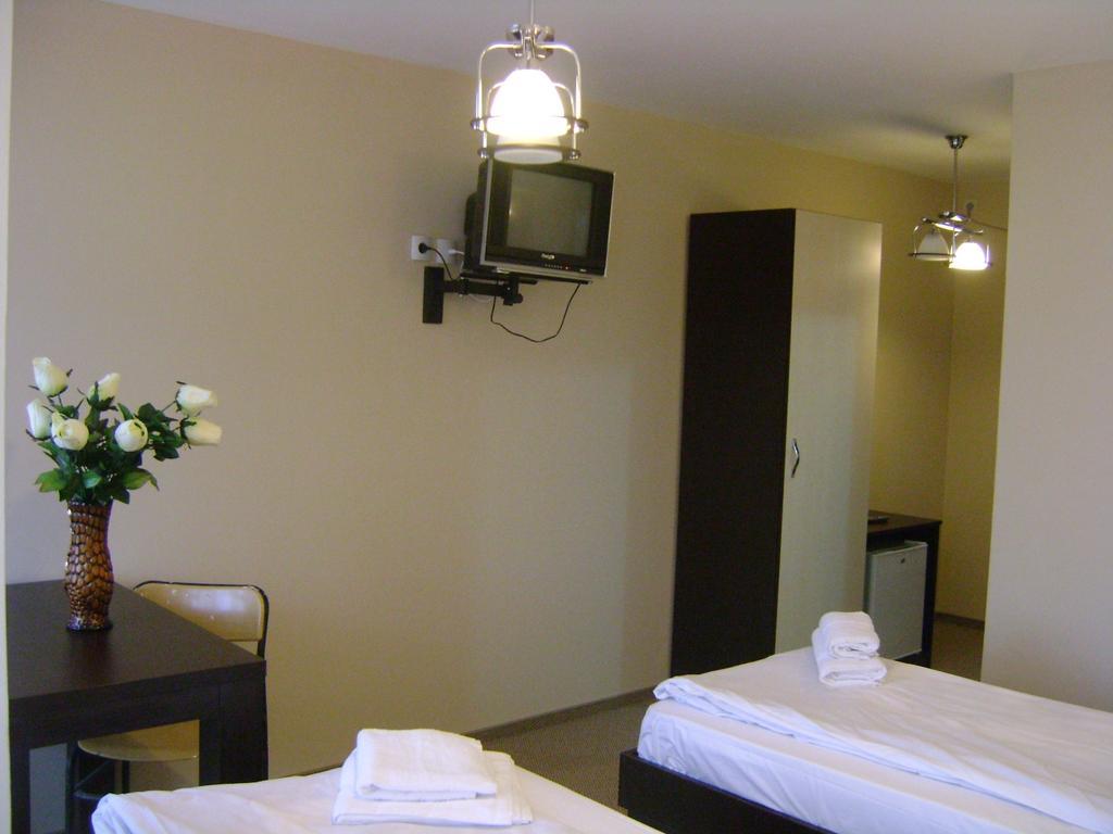 Hotel Babilon Bukarest Szoba fotó